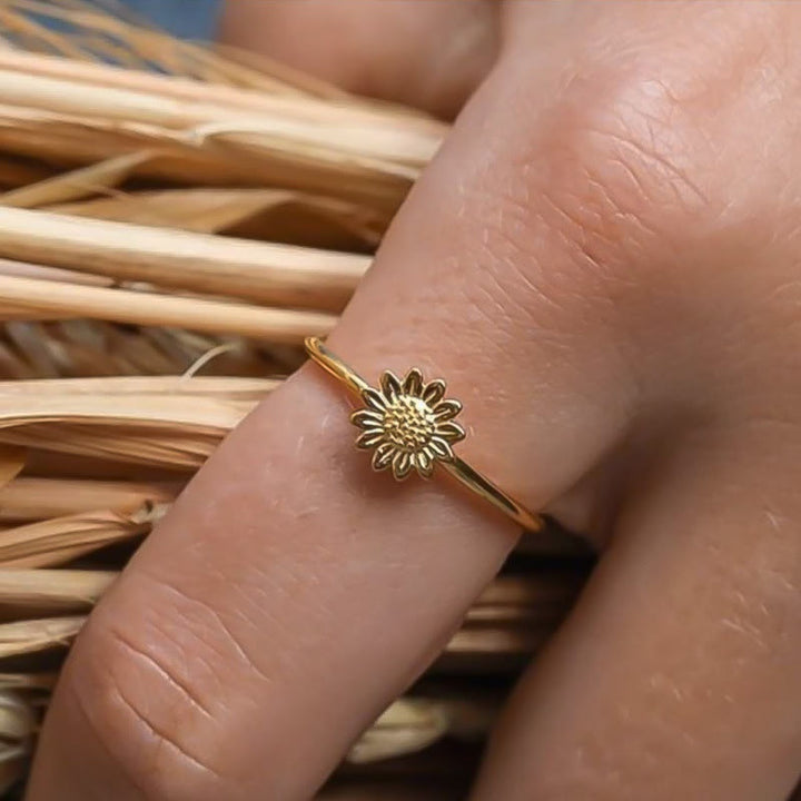 HilalHaven Single‑Blossom Daisy‑Accent Slim‑Band Ring - image 6