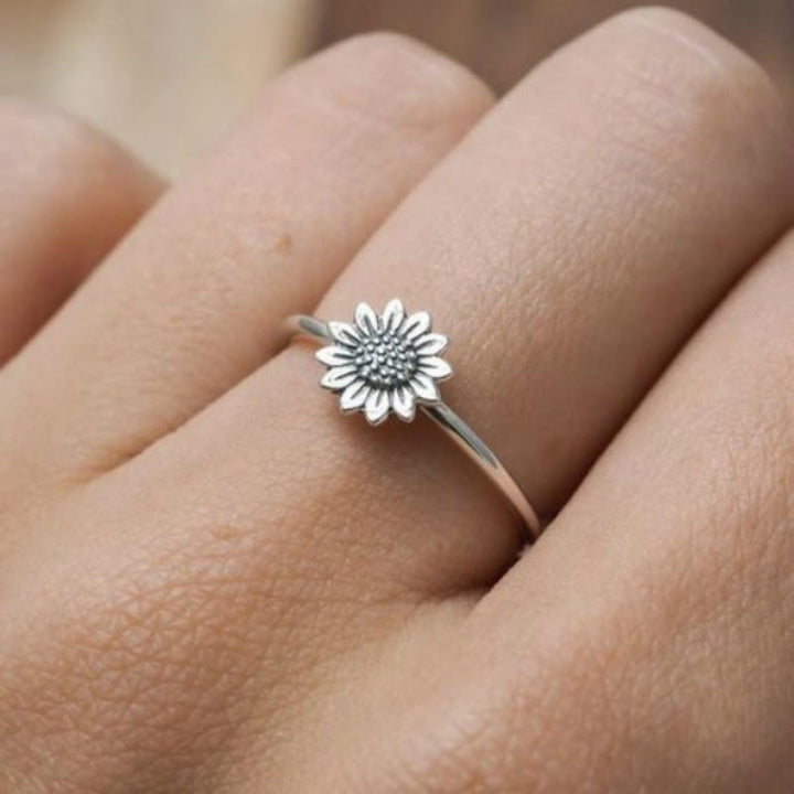 HilalHaven Single‑Blossom Daisy‑Accent Slim‑Band Ring - image 0