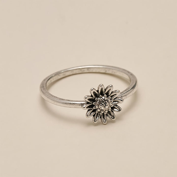 HilalHaven Single‑Blossom Daisy‑Accent Slim‑Band Ring - image 5