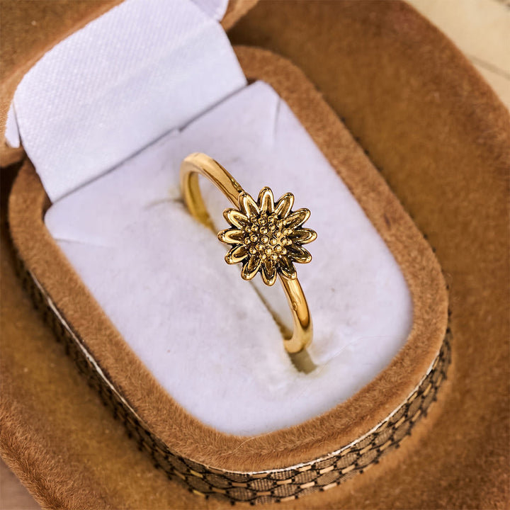 HilalHaven Single‑Blossom Daisy‑Accent Slim‑Band Ring - image 7