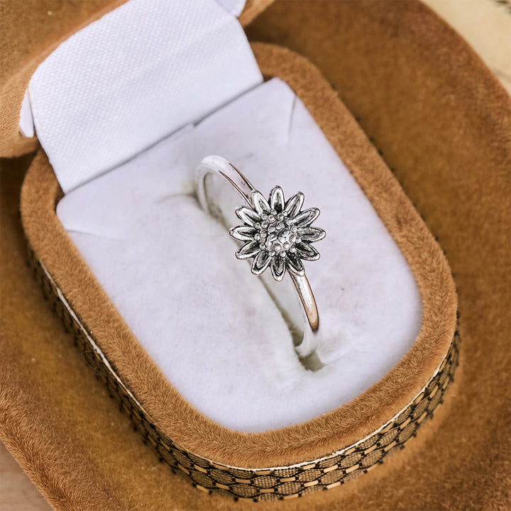 HilalHaven Single‑Blossom Daisy‑Accent Slim‑Band Ring - image 2