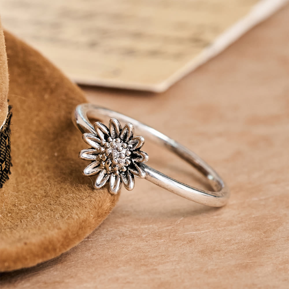 HilalHaven Single‑Blossom Daisy‑Accent Slim‑Band Ring - image 3